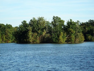 Pokoj : l'île de l'obélisque au milieu de l'étang de Wilhelmine